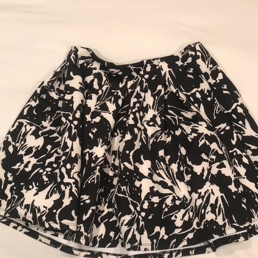 Hollister black and white print skirt